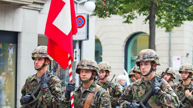 Majoritatea elvețienilor sunt în premieră de acord cu o apropiere a țării lor de NATO
