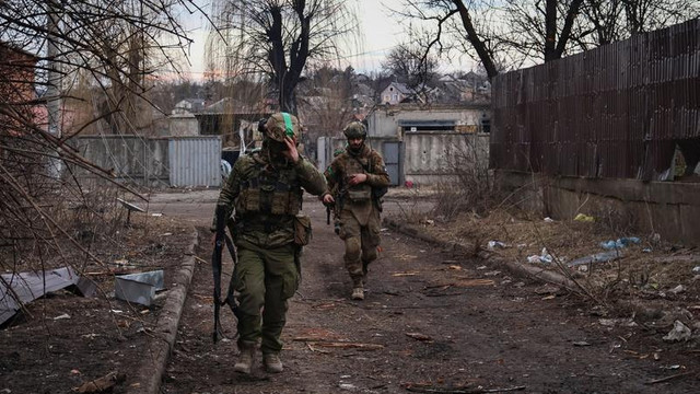 Ucrainenii reușesc să țină rușii la distanță la Bahmut. Armata susține că livrează provizii și muniții