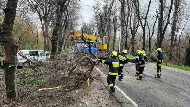 UPDATE / Vântul puternic a provocat mai multe pagube în capitală dar și în unele regiuni ale R. Moldova. Salvatorii și pompierii au intervenit în 22 de situații de risc