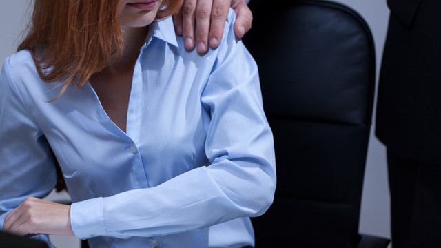 Angajatorii, obligați să întreprindă măsuri de prevenire, examinare și intervenție în cazul constatării actelor de hărțuire sexuală la locul de muncă