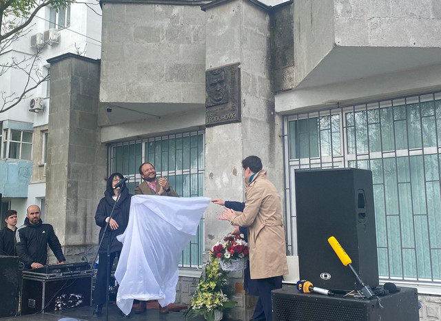 FOTO | O placă în bronz în memoria compozitorului Petre Teodorovici a fost dezvelită pe fațada blocului din Chișinău în care a locuit 