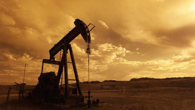 Prețul petrolului scade din cauza temerilor legate de majorarea ratei dobânzii în Statele Unite ale Americii și a datelor slabe din China 