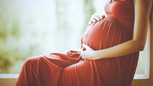 Femeile însărcinate vor beneficia de indemnizație de maternitate chiar și în cazul când activează în perioada concediului de maternitate