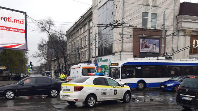 O mașină de poliție și o ambulanță s-au ciocnit în centrul capitalei
