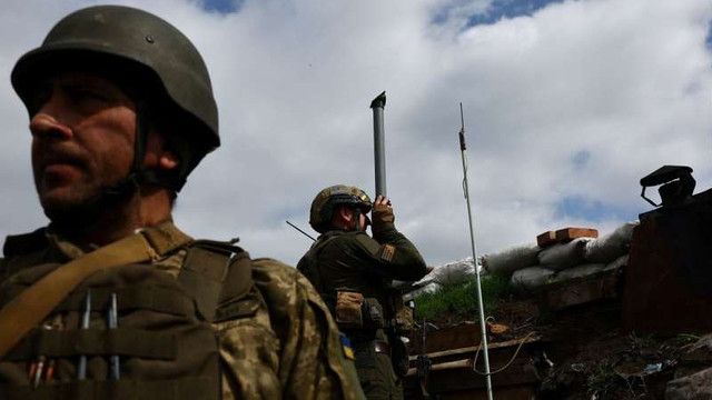 Forțele ucrainene resping peste 60 de atacuri rusești în regiunea Donețk