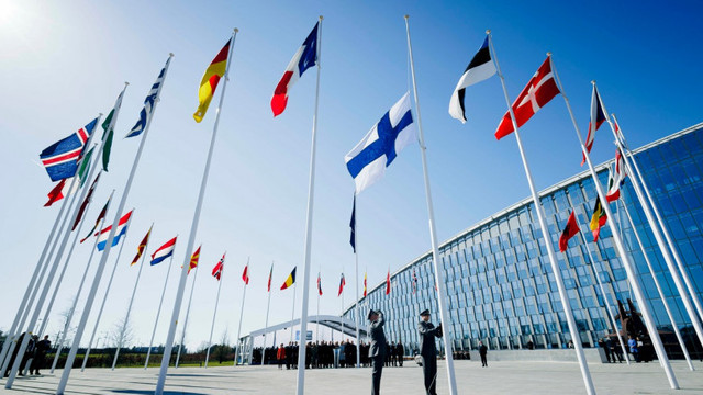 Drapelul Finlandei a fost arborat în premieră la sediul NATO: „Era nealinierii militare din istoria noastră se încheie