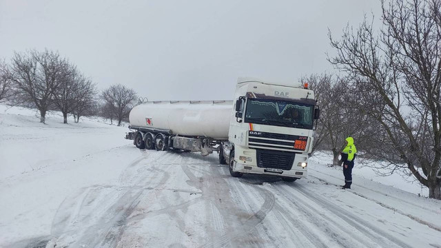 Poliția Republicii Moldova solicită participanților la trafic să nu pornească la drum dacă mijloacele de transport nu sunt dotate corespunzător