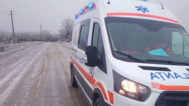 Mai multe ambulanțe au rămas blocate în zăpadă 