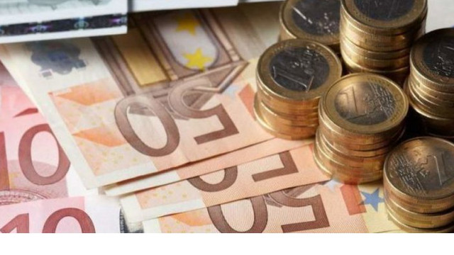 Euro și dolarul își continuă deprecierea