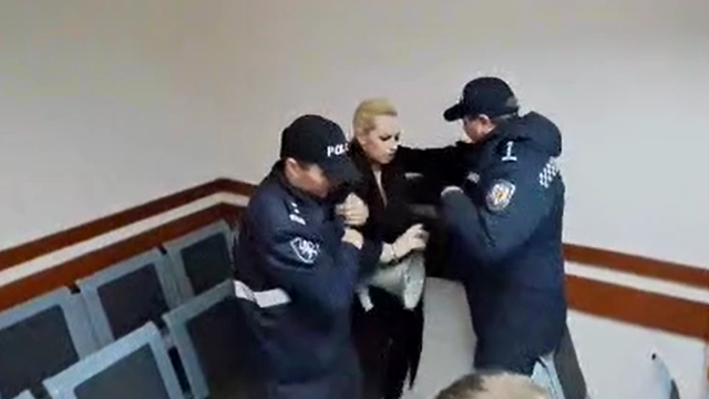 VIDEO | Marina Tauber a fost scoasă cu forța din sala de judecată, unde magistrații examinează dosarul în care este vizat Ilan Șor. Atenție, limbaj licențios