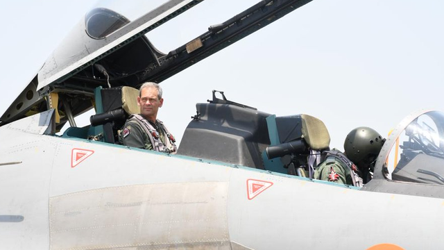 O imagine pe care nu o vedem zilnic: Un as al aviației americane, comandant al SUA în Pacific, a pilotat un avion Su-30 rusesc