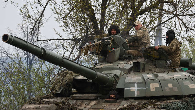 Ucrainenii se retrag din unele zone din Bahmut, în timp ce Moscova și-a redinamizat asaltul