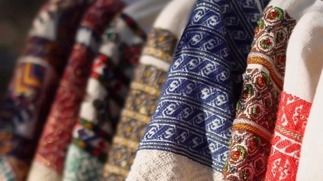 Cămășile tradiționale românești sunt vernisate în cadrul unei expoziții, în Portugalia