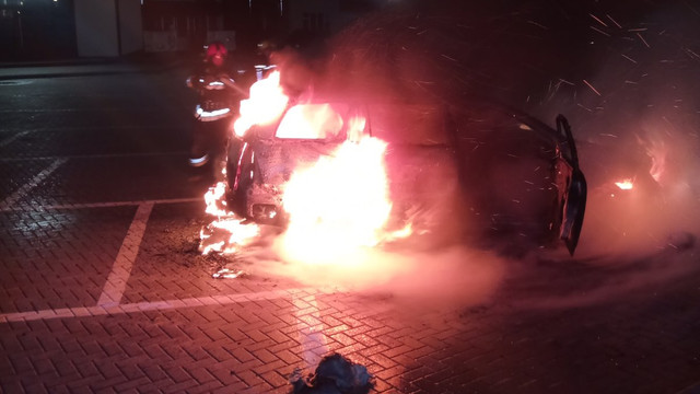 Două autovehicule au fost cuprinse de flăcări în noaptea Învierii
