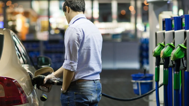 Cât vor costa mâine, 19 aprilie, motorina și benzina
