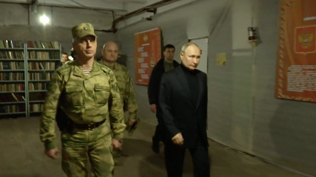 Kremlinul, acuzat că a mințit în legătură cu vizita lui Putin pe frontul din Ucraina
