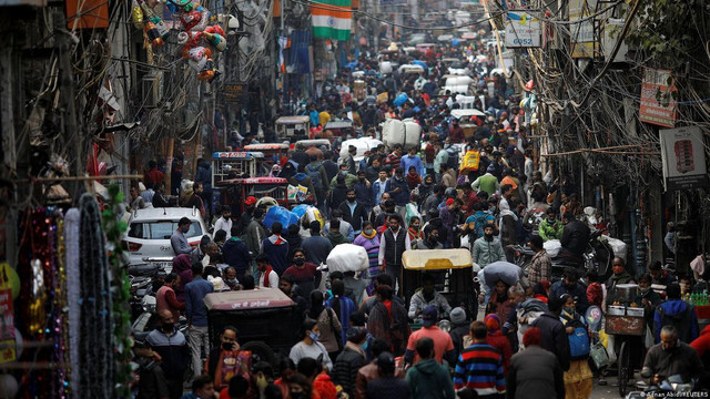 India a depășit China ca număr de locuitori și a trecut pe primul loc în lume