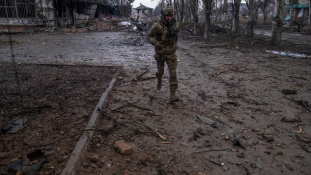 Ucraina recunoaște că forțele ruse de ocupație au avansat în Bahmut, folosind tactica pământului pârjolit aplicată în Siria