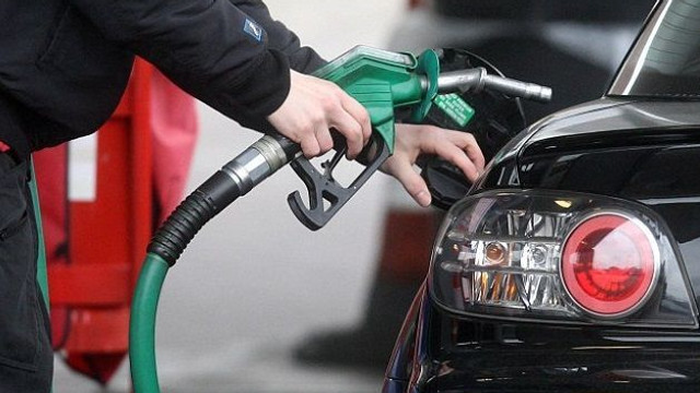 Prețul la motorină a scăzut până la nivelul din ianuarie 2022. Cât vor costa carburanții în weekend, anunță ANRE