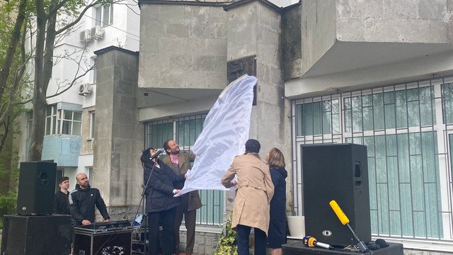 FOTO | O placă în bronz în memoria compozitorului Petre Teodorovici a fost dezvelită pe fațada blocului din Chișinău în care a locuit 