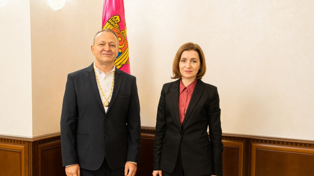 Maia Sandu l-a decorat pe maestrul internațional la șah, Viorel Iordachescu, cu distincția „Ordinul Republicii”