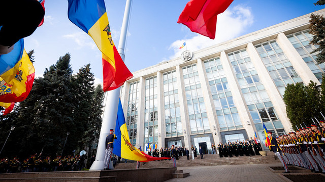 Mesajele oficialilor cu ocazia Zilei Drapelului de Stat / Igor Grosu: „Cu acest drapel istoric, vom merge în viitor, în UE”