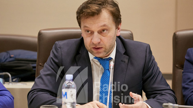 Proiectul de lege privind parteneriatul public-privat, prezentat de ministrul Dumitru Alaiba, a avut parte de critici venite chiar de la deputații PAS. Proiectul a fost adoptat în prima lectură