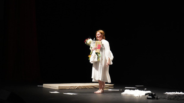Turneul actorilor români în Republica Moldova. Tania Popa de la Teatrul I.L Caragiale din Bucuresti a ridicat publicul în picioare cu piesa „Figuranta”