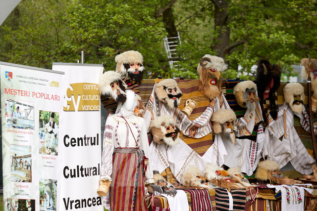 FOTO | Meșterii populari din Republica Moldova și România s-au adunat la Festivalul Tradițiilor Românești de la Chișinău