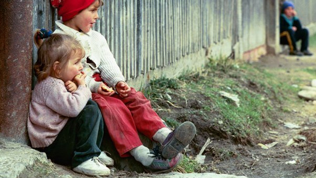 Experții: Sărăcia începe să capete o formă generațională și cred că salvarea R. Moldova este integrarea europeană