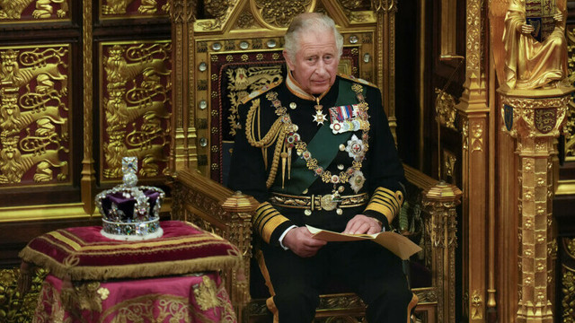 Regele Charles va purta la încoronare o robă de aur, o mantie și o coroană care cântăresc 8 kilograme