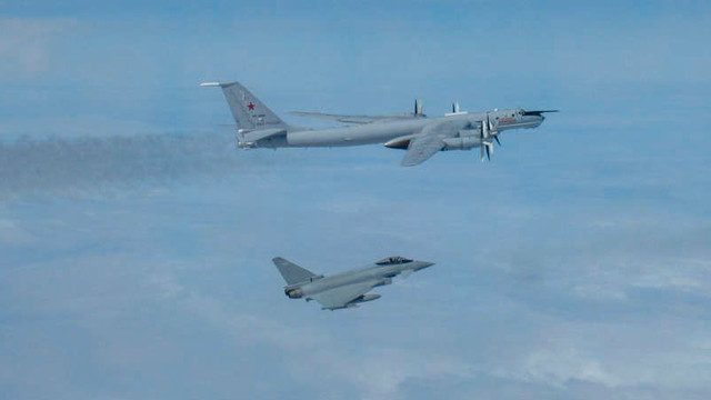 NATO: Avioane de luptă aliate au urmărit un avion de patrulare rusesc deasupra Atlanticului de Nord