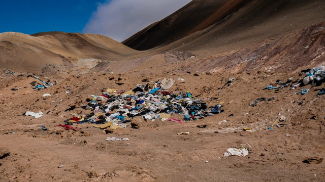 Cum a ajuns deșertul Atacama să fie sufocat de tone de haine?