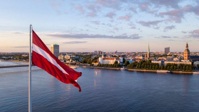 Rușii din Letonia învață letona și dau un test de limbă pentru a evita expulzarea