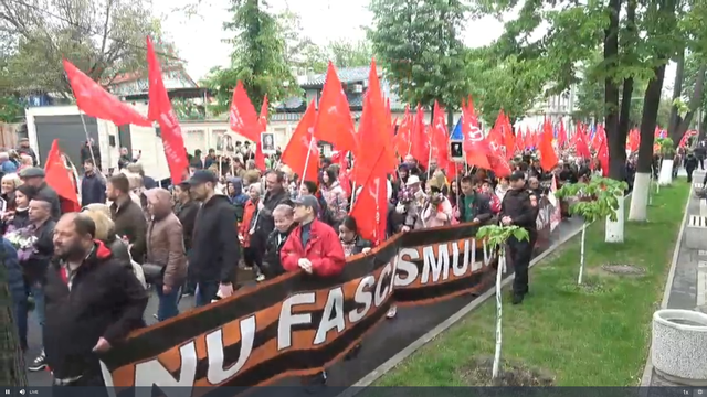FOTO | Două marșuri dedicate zilei de 9 mai, organizate de Partidul Socialiștilor și de Partidul Șor. Manifestanții au purtat o panglică mare bicoloră negru-oranj, drapele sovietice și portretul lui Stalin