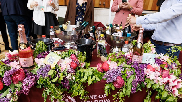 Trofee pentru vinificatori, sute de vinuri degustate și mii de vizitatori la Vernisajul Vinului „Dor de vin primăvăratic”