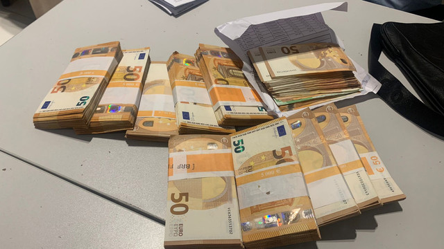 Un pasager de pe cursa „Dublin – Chișinău” a încercat să intre în R. Moldova cu valută nedeclarată în valoare de 57 000 euro