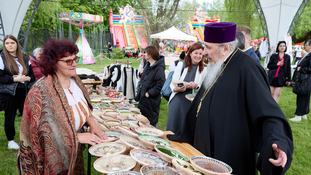 FOTO | Meșterii populari din Republica Moldova și România s-au adunat la Festivalul Tradițiilor Românești de la Chișinău