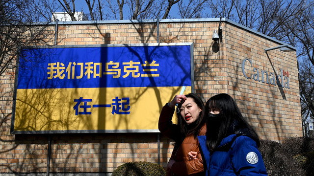 China le cere ambasadelor străine să înlăture semnele de sprijin pentru Ucraina de pe clădiri

