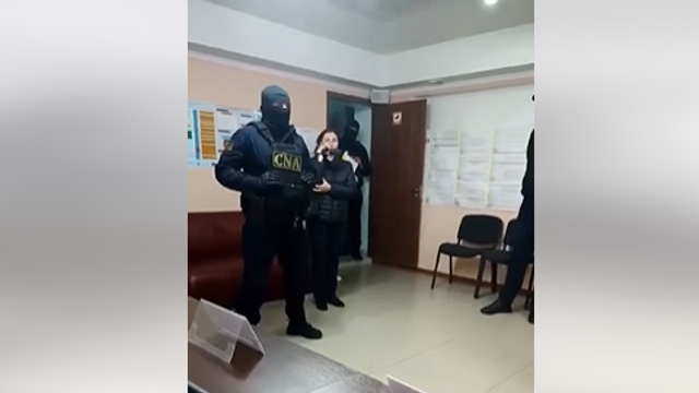 VIDEO | Ofițerii Centrului Național Anticorupție efectuează percheziții la sediul Consiliului Electoral din regiunea găgăuză