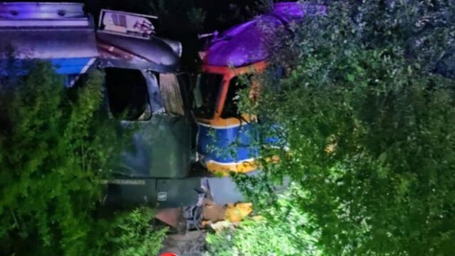 Accident feroviar în România. Două locomotive s-au ciocnit: 2 persoane au ajuns la spital
