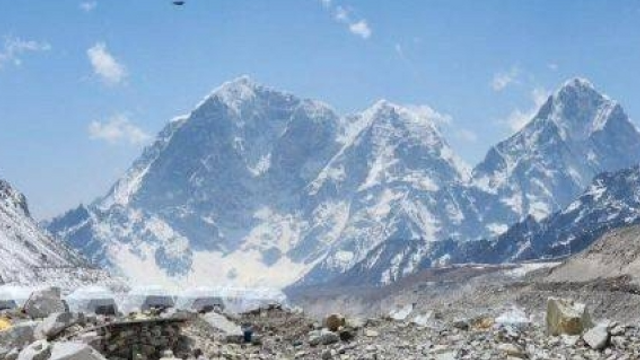 Un alpinist din R. Moldova a murit într-o tabăra de pe Vârful Everest
