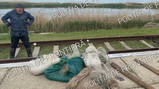 Sute de metri de plase de pescuit, amplasate ilegal pe lacul Manta din raionul Cahul au fost ridicate de polițiștii de frontieră