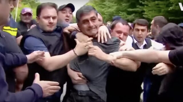 VIDEO | Noi proteste în Georgia. Poliția a îndepărtat protestatarii din fața unui hotel unde se aflau cazate rude ale ministrului rus de externe Serghei Lavrov