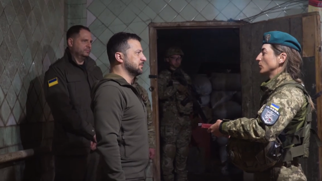 Președintele ucrainean Volodimir Zelenski s-a deplasat pe frontul din regiunea estică Donețk / VIDEO