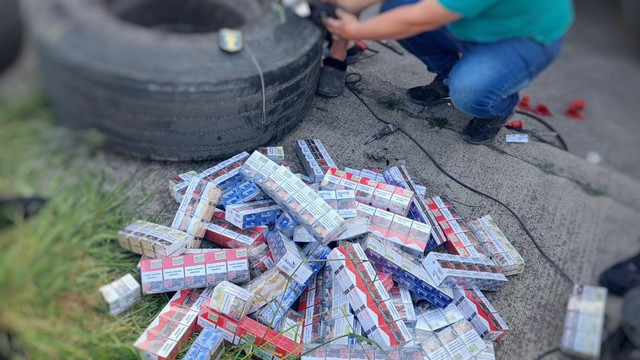 4000 pachete de țigări, tăinuite în roțile unor autocisterne, depistate în cadrul controlului coordonat la vama Albița