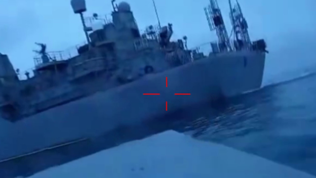 Armata ucraineană a confirmat atacul asupra navei ruse Ivan Khurs. Au fost publicate imagini cu momentul în care o dronă maritimă lovește cu succes ținta