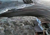 VIDEO. Barajul Nova Kakhovka, din regiunea Herson, a fost distrus. Peste 80 de localități sunt în pericol de a fi inundate
