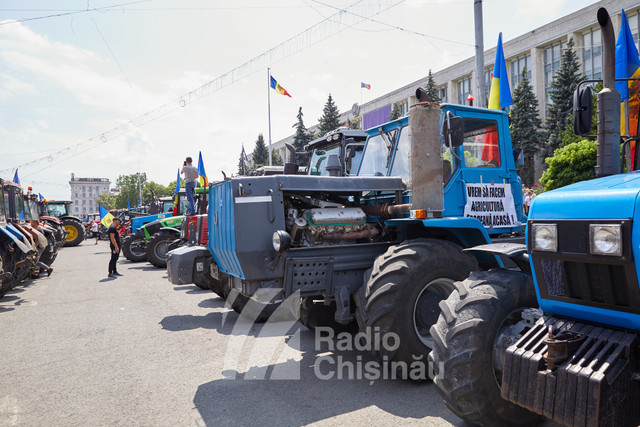 FOTO | Protest cu tractoare în centrul Chișinăului. Fermierii și-au exprimat nemulțumirile în fața Guvernului