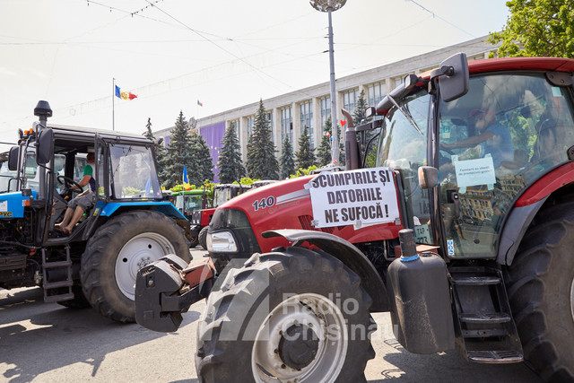 FOTO | Protest cu tractoare în centrul Chișinăului. Fermierii și-au exprimat nemulțumirile în fața Guvernului